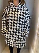 Load image into Gallery viewer, Houndstooth Print Fleecy Hooded Blanket